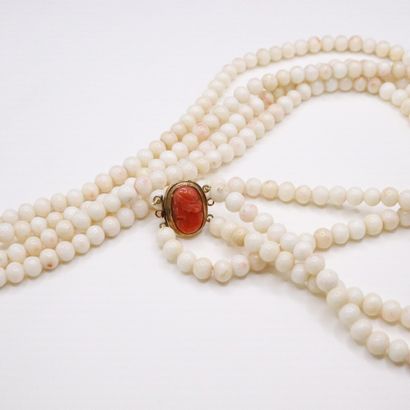 null Necklace with double rows of coral pearls bench. The clasp in yellow gold 18K...