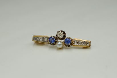 null Brooch in yellow gold 18K (750) decorated with sapphires and small pearls. 
Weight...