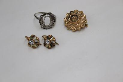 null An 18K (750) yellow gold and platinum debris lot comprising: 
- a pair of 18K...