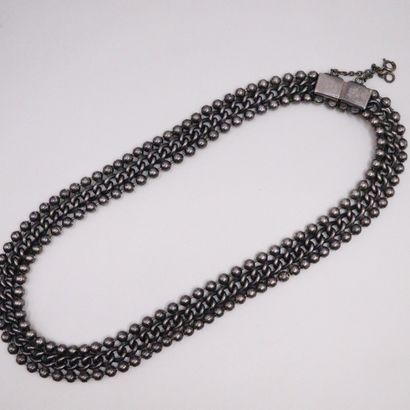 null Silver necklace with curb chain and ball. 
Around the neck : 41 cm. - Weight...