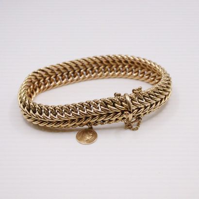 null Yellow gold bracelet 18k (750) with double mesh. 
Hallmark of master. 
French...