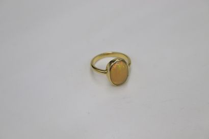 null Bague en or jaune 18k (750) ornée d'un cabochon ovale d'opale.
Tour de doigt...