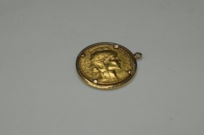 null Pièce en or 20 Francs au Coq (1907) montée en pendentif.
Poids : 7.7 g.