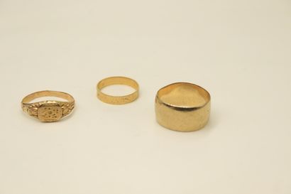 null AC 
Two yellow gold rings :
- one ring in 9k (375) gold, English work. Finger...