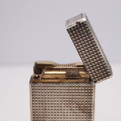 null DUPONT S.T. 
Lighter with silver diamond tip. 
Signed and numbered. 
Size :...