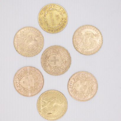 null Lot de sept pièces en or comprenant :
- 20 francs Napoléon Ier (an 13 A)
- 3...