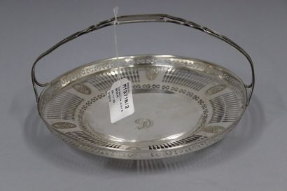 null Openwork basket with handle in silver (Sterling), the center engraved, it rests...