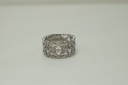 null Band ring in 18K (750) white gold, decorated with a lace of leaves and diamonds.
Finger...