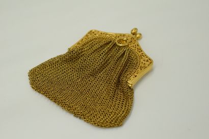 null 18K (750) yellow gold purse with a plant decoration. The catch forms two tassels.
Weight...