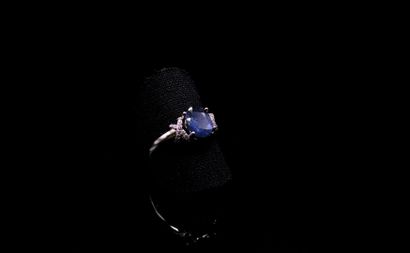 null Silver ring 925° centered of a large oval sapphire flanked by a decoration set...