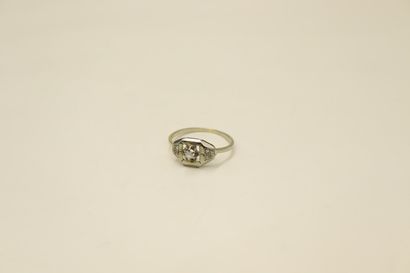 null Ring in 18k (750) white gold with a white stone. 
French work. 
Finger size...