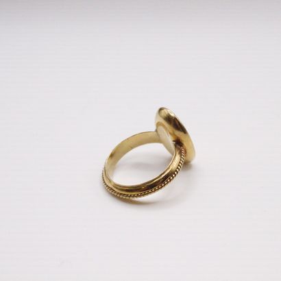 null 18K (750) yellow gold navette ring featuring a hunting scene.
Finger size :...