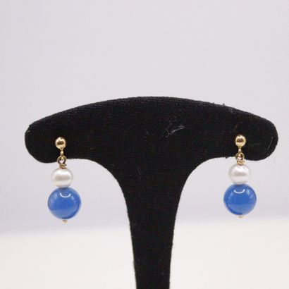 null Pair of earrings in 18k (750) yellow gold with cultured pearls and blue hard...