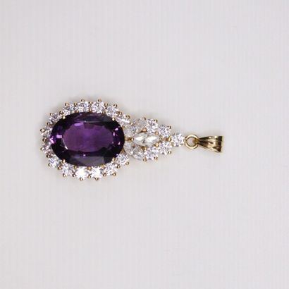 null Pendant in 14K yellow gold (585) holding an oval amethyst in a circle of white...