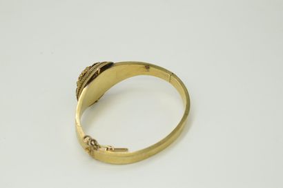 null 14K (585) yellow gold band with a chased plant decoration and a flower decorated...