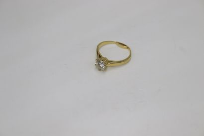 null Solitaire en or jaune 18K (750) orné d'un diamant rond taille moderne d'environ...