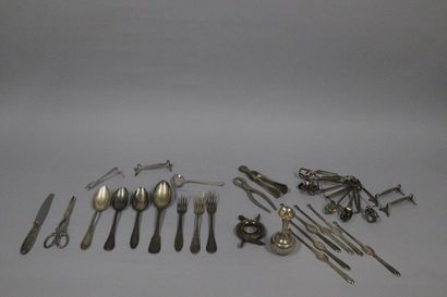 null Lot of silver plated metal including : 
- a lot of flatware (piriform models...