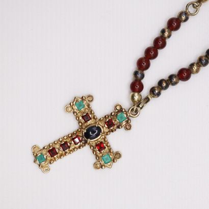 null Pearl necklace holding a 14K (585) yellow gold and silver cross pendant adorned...