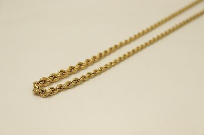 null Necklace in yellow gold 18k (750) with twisted mesh in fall. 
Around the neck...