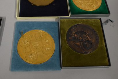 null Lot of five bronze medals including : 
- a medal 1985 
A/ "Here is the new year...