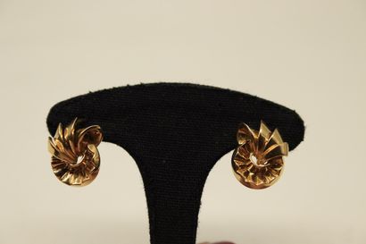 null Pair of 18k (750) yellow gold ear studs decorated with knots.
French work. 
Weight...