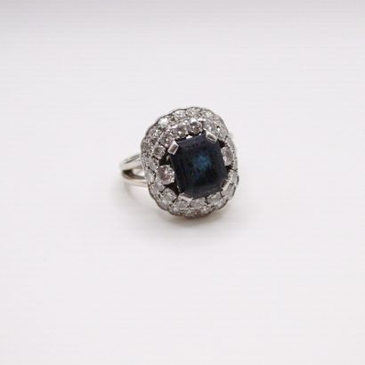 null 18K (750) white gold ring set with a central sapphire and two diamonds in a...