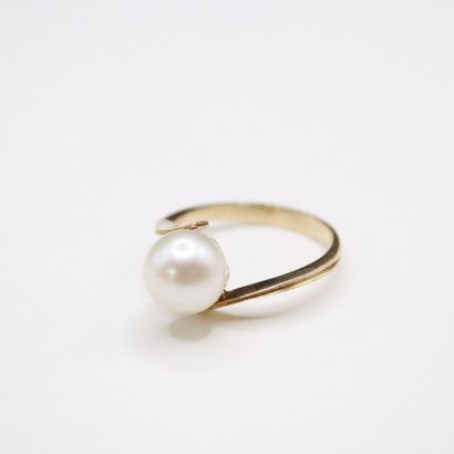 null Ring in 18K (750) yellow gold with a cultured pearl.
Finger size : 52.5 - Gross...