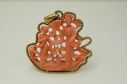 null Pendant in 18K (750) yellow gold with an openwork coral plate showing a geisha...