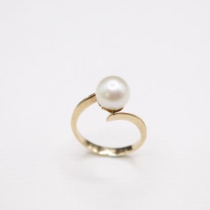 null Ring in 18K (750) yellow gold with a cultured pearl.
Finger size : 52.5 - Gross...