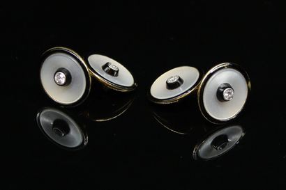 null Pair of cufflinks in 18k (750) yellow gold each adorned with a diamond and a...