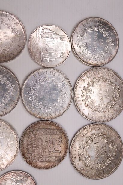 null Lot de pièces en argent comprenant : 
- 5 x 10 francs Turin (1929 x 3 ; 1930...