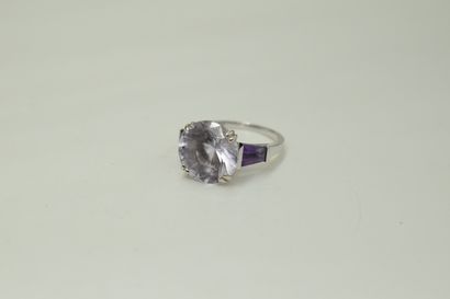 null MAUBOUSSIN
Ring in 18K (750) white gold set with a round amethyst supported...