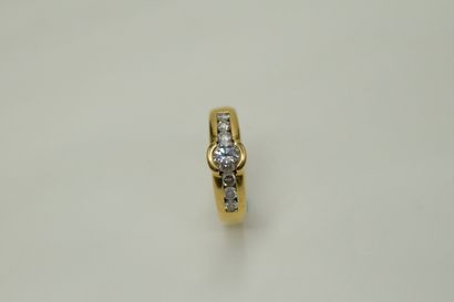 null 18K (750) yellow gold ring set with a round modern-cut diamond weighing approximately...