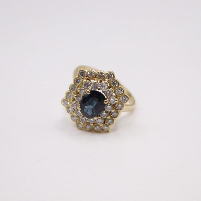 null 18k (750) yellow gold ring set with an oval sapphire in a double border of diamonds....