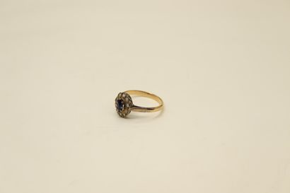 null 18K (750) yellow gold daisy ring set with an oval faceted sapphire surrounded...
