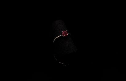 null Silver ring 925° centered of a ruby probably treated in claw setting. 

Size...