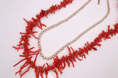 null Lot including : 
- a coral necklace. The clasp in gilded metal. 
Necklace size...
