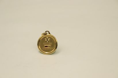 null AUGIS
Médaille d'amour en or jaune 18K (750) avec l'inscription "+ qu'hier -...