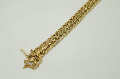 null Debris of curb chain in 18K (750) yellow gold American mesh.
Weight : 12.5 ...