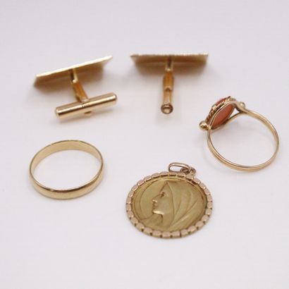 null 18k (750) yellow gold lot including a pair of cufflinks, a wedding band, a pendant...