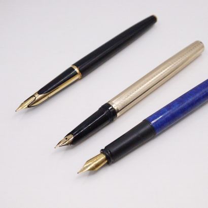null Set of three fountain pens (2 nibs in 18k (750) yellow gold), two of which are...