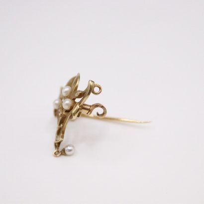 null Pendant brooch in 18k (750) yellow gold decorated with foliage and four fine...