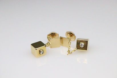 null Pair of 18K (750) yellow gold earrings holding a cube with a diamond in its...