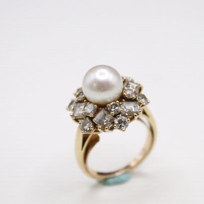 null 18k (750) yellow gold ring set with a cultured pearl in a circle of round modern...