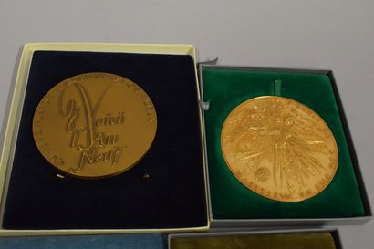 null Lot de cinq médailles en bronze comprenant : 
- une médaille 1985 
A/ "Voici...