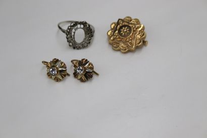 null An 18K (750) yellow gold and platinum debris lot comprising: 
- a pair of 18K...