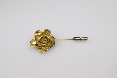 null Brooch in yellow gold 18K (750) in the shape of a flower.
Weight : 3.78g : ...