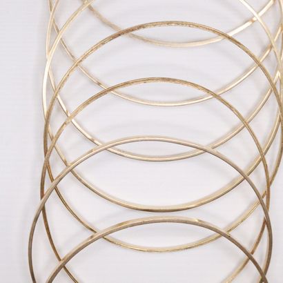 null Set of six 18K (750) yellow gold bands. 
Two 18K yellow gold ribbed bands are...