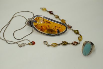 null Four pieces of jewelry :
- a silver bracelet (925) with resin cabochons. 
Turn...