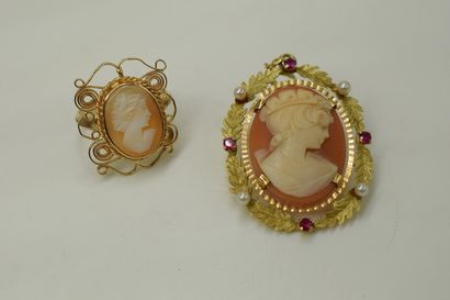 null 18K (750) yellow gold pendant with a cameo in the profile of a young woman....